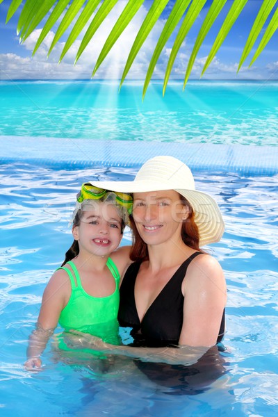 Foto d'archivio: Madre · figlia · abbraccio · piscina · spiaggia · tropicale · Caraibi