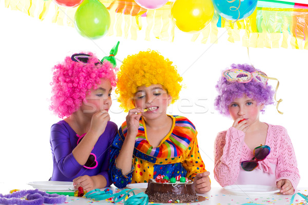 Gyerekek boldog születésnapot buli eszik csokoládés sütemény bohóc Stock fotó © lunamarina