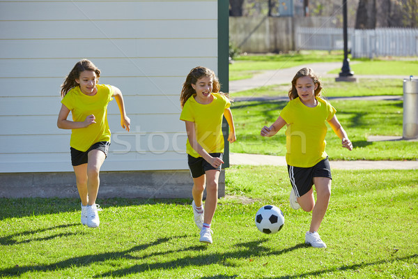Prieten fete adolescenţă joc fotbal fotbal Imagine de stoc © lunamarina
