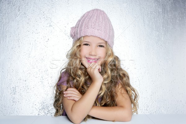 Glimlachend gebaar meisje winter roze cap Stockfoto © lunamarina