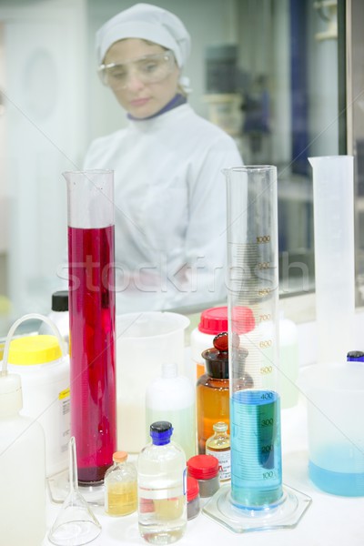 Nő dolgozik laboratórium üveg henger váza Stock fotó © lunamarina