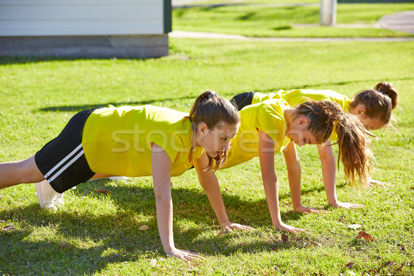 друга девочек подростков тренировки парка Сток-фото © lunamarina