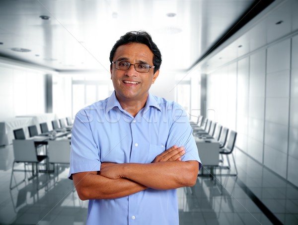 Indian om de afaceri ochelari albastru cămaşă birou Imagine de stoc © lunamarina