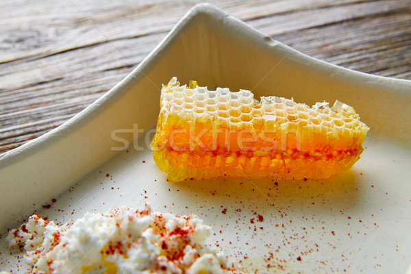 Foto d'archivio: Ricotta · miele · a · nido · d'ape · dessert · ape · pattern