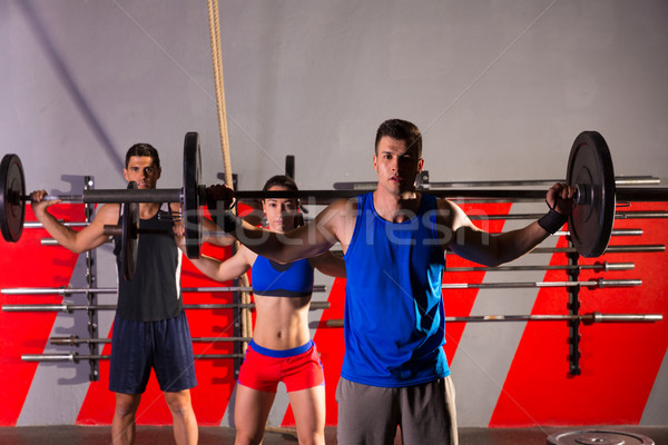 Mreana greutate de ridicare grup antrenament exercita sală de gimnastică Imagine de stoc © lunamarina