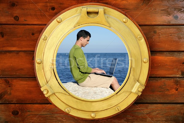 Om de afaceri calculator barcă fereastră vedere plajă Imagine de stoc © lunamarina