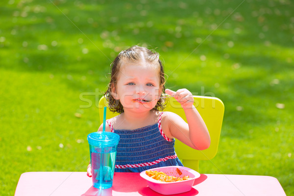 Foto d'archivio: Kid · ragazza · mangiare · maccheroni · pomodoro