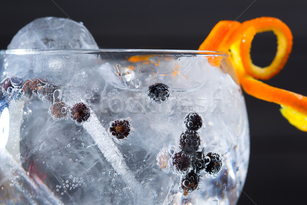 Gin koktél makró közelkép borókabogyók narancs Stock fotó © lunamarina