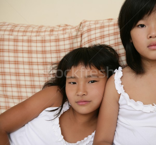 [[stock_photo]]: Asian · soeurs · posant · portrait · canapé · salon