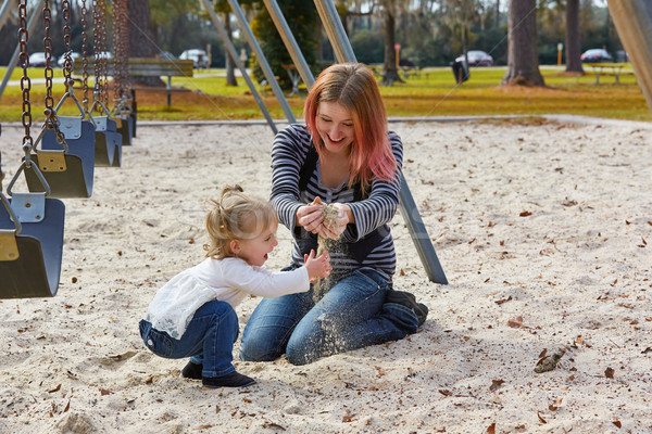 Foto d'archivio: Madre · figlia · giocare · sabbia · parco