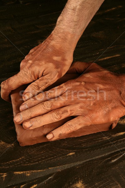 Ceramică mâini muncă lut lucru roşu Imagine de stoc © lunamarina