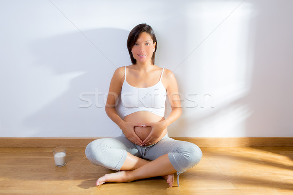 Foto stock: Belo · mulher · grávida · amor · forma · de · coração · símbolo · barriga