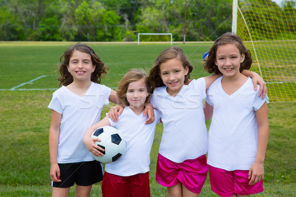 Foto stock: Futebol · futebol · criança · meninas · equipe · de · esportes · ao · ar · livre