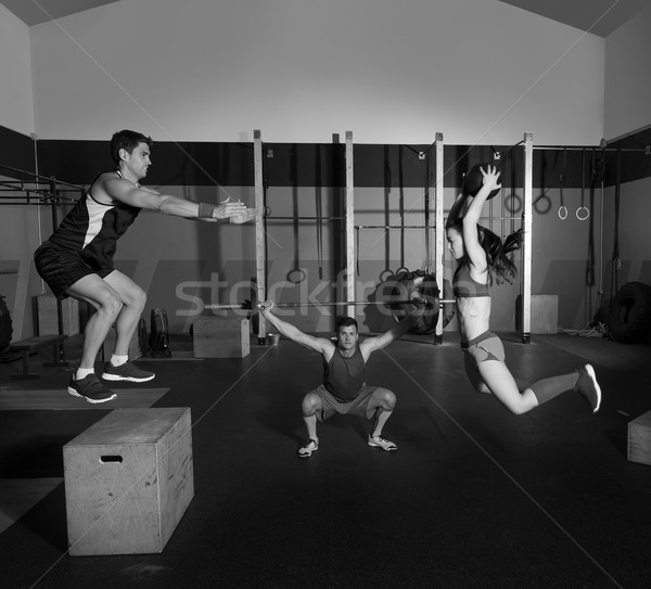 Siłowni grupy treningu skok ludzi Zdjęcia stock © lunamarina