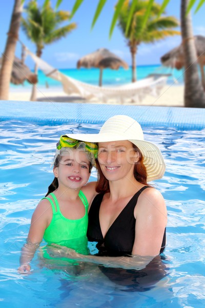 Mãe filha humor piscina praia tropical caribbean Foto stock © lunamarina