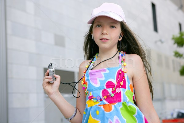 Brunette Teen petite fille danse mp3 casque [[stock_photo]] © lunamarina