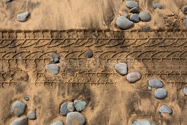 Foto stock: Carro · pneu · areia · pedras · praia · pegada