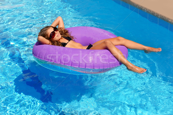 Foto stock: Ninos · nina · púrpura · inflable · piscina