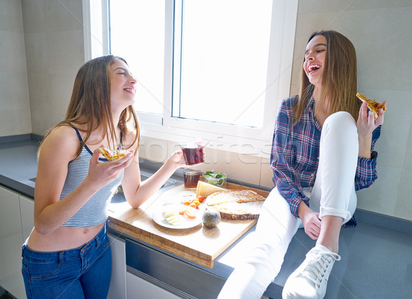 Beste vriend meisjes eten pizza keuken teen Stockfoto © lunamarina