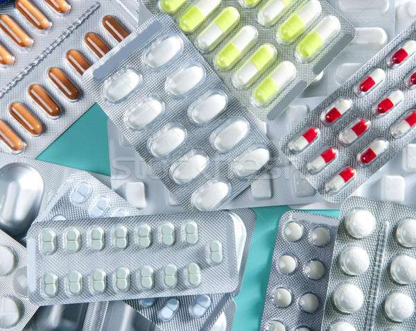 Hólyag orvosi tabletták zöld asztal gyógyszeripar Stock fotó © lunamarina