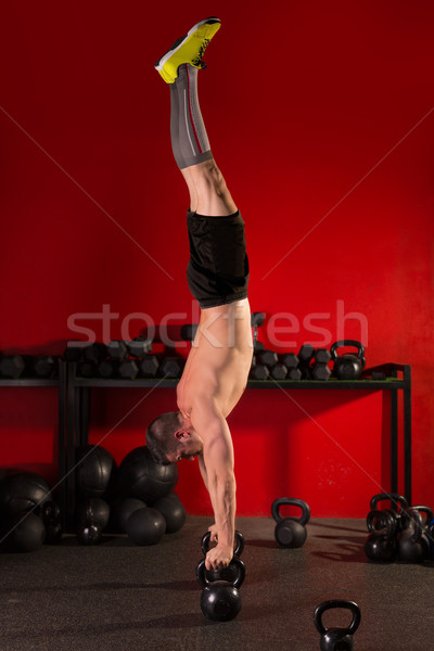 Handstand człowiek treningu czerwony siłowni Zdjęcia stock © lunamarina