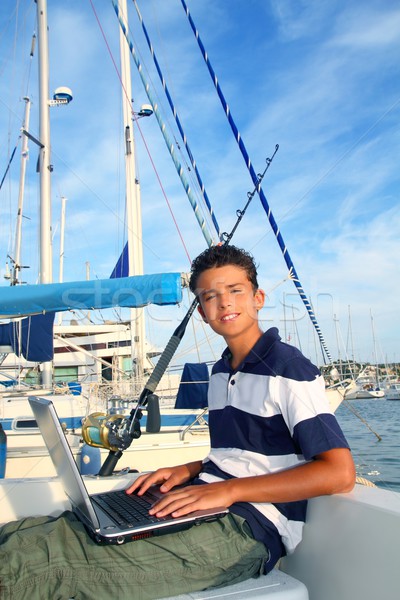 Stockfoto: Jongen · tiener · zitting · boot · jachthaven · laptop · computer