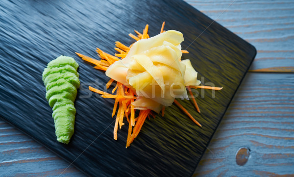 Ghimbir wasabi morcovi pat negru fundal Imagine de stoc © lunamarina