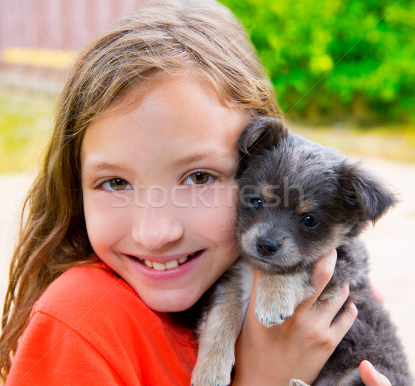 Gyönyörű gyerek lány portré kutyakölyök kutyus Stock fotó © lunamarina