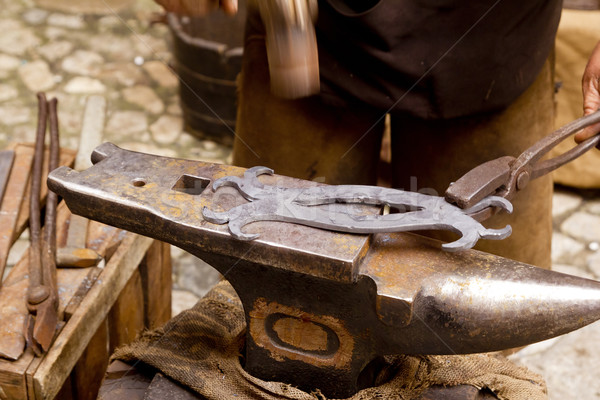 Ferreiro ferro bigorna tradicional martelo fogo Foto stock © lunamarina
