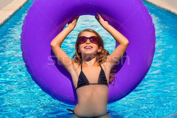 比基尼泳裝 女孩 墨鏡 充氣 水池 環 商業照片 © lunamarina