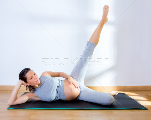 Gyönyörű terhes nő tornaterem fitnessz testmozgás gyakorol Stock fotó © lunamarina