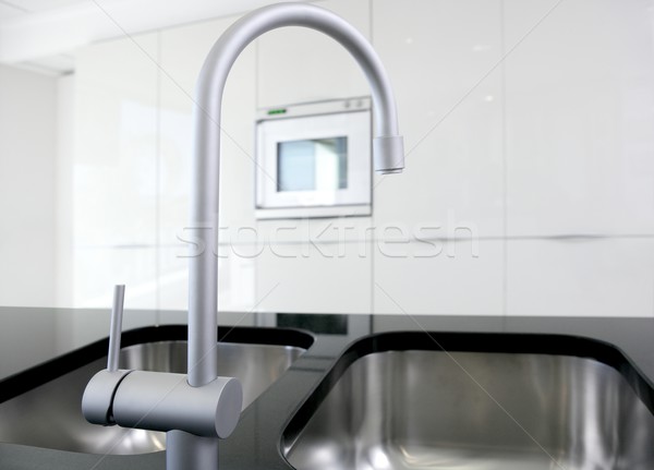 廚房 水龍頭 烤箱 現代 黑白 室內設計 商業照片 © lunamarina