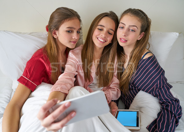 Partij beste vriend meisjes bed tablet smartphone Stockfoto © lunamarina