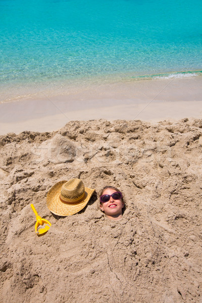 Funny Mädchen spielen begraben Strandsand lächelnd Stock foto © lunamarina