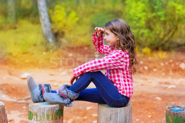 Kid ragazza seduta foresta guardando lontano Foto d'archivio © lunamarina