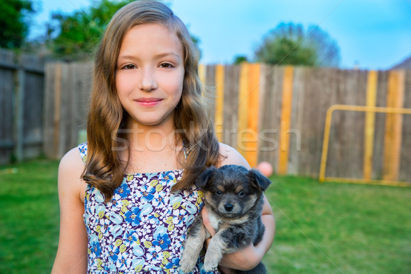 Gyönyörű gyerek lány portré kutyakölyök kutyus Stock fotó © lunamarina