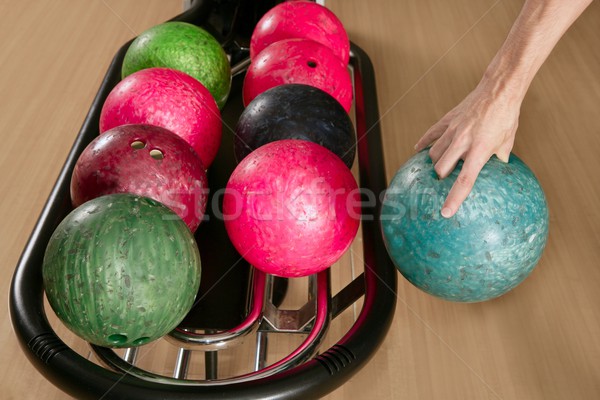 Bola de bolos jugador hombre mano colorido Foto stock © lunamarina