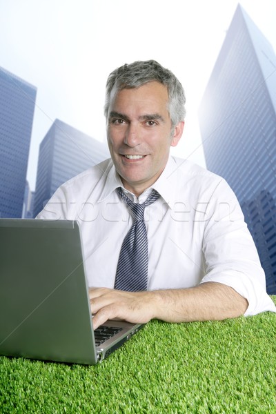 Stockfoto: Senior · zakenman · groen · gras · stad · gebouwen · werken