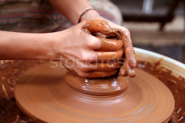 Lut mâini lucru roată ceramică Imagine de stoc © lunamarina