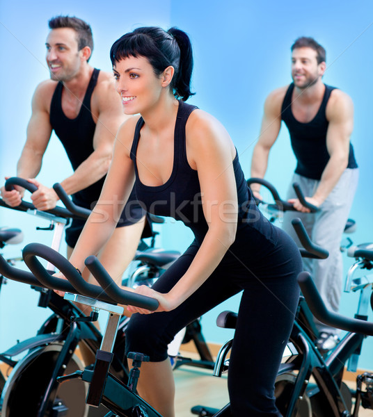 Biciclete fitness fată sală de gimnastică sportiv Imagine de stoc © lunamarina