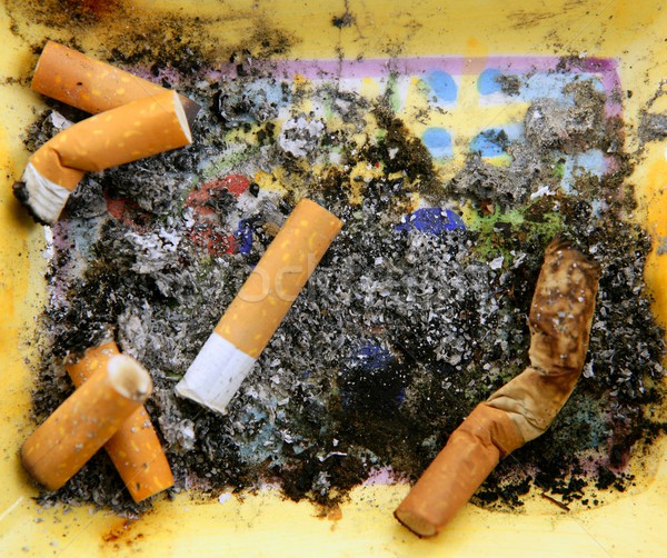 Posacenere completo sigarette sporca tabacco texture Foto d'archivio © lunamarina