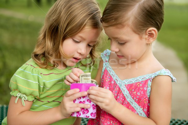 Foto stock: Dois · pequeno · gêmeo · meninas · encontrar · dólar