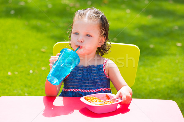 Kid fille potable manger pâtes [[stock_photo]] © lunamarina
