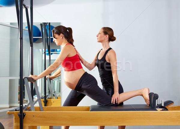 Mulher E Professor Na Cama Pilates Reformer - Fotografias de stock