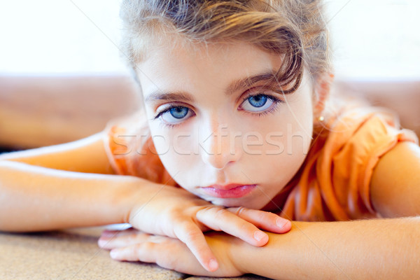 Foto stock: Ojos · azules · triste · ninos · nina · armas · mesa