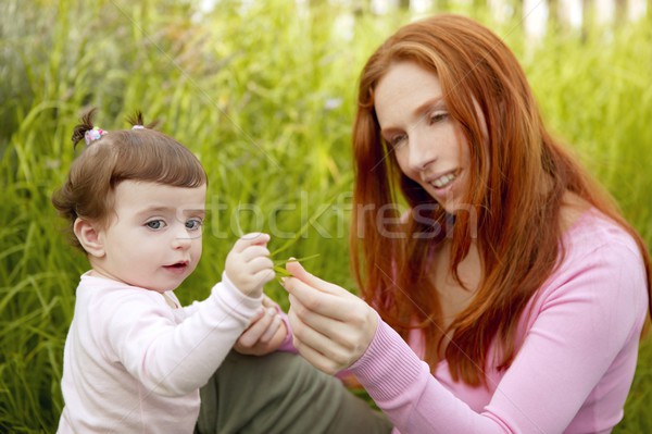 Frumos mamă copil fetita în aer liber parc Imagine de stoc © lunamarina