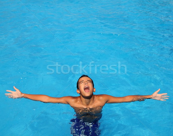 Junge jugendlich entspannt öffnen Arme blau Stock foto © lunamarina