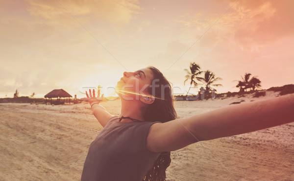 打開 武器 女孩 日落 加勒比的 海灘 商業照片 © lunamarina