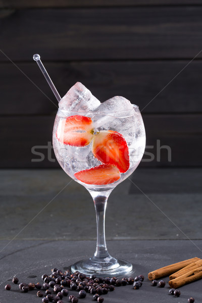 杜松子酒 雞尾酒 草莓 肉桂 冰 商業照片 © lunamarina