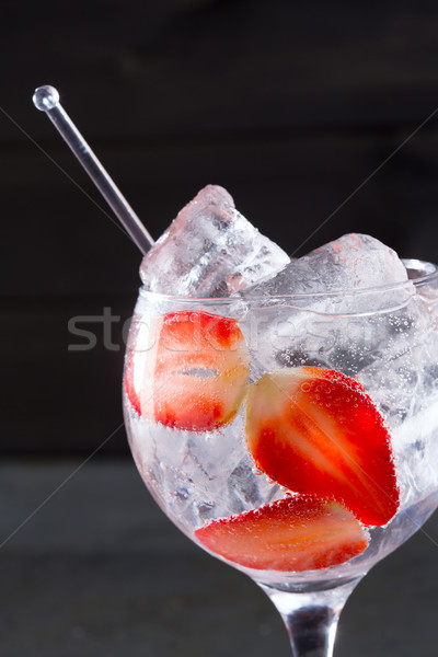 Gin koktél eprek jég makró közelkép Stock fotó © lunamarina